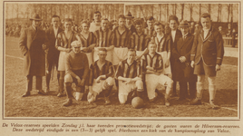 873004 Groepsportret van het elftal van de Velox-reserves (Utrecht), bij de promotiewedstrijd tegen de ...